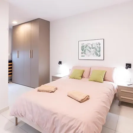 Seafront Luxury 아파트